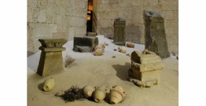 Museo Archeologico Nazionale di Cagliari. La sala del 'tofet' (da http://www.archeocaor.beniculturali.it/getImage.php?id=485)